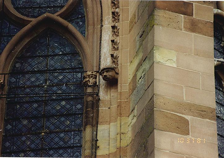 Détail de la fenêtre sud du choeur, au-dessus de la chapelle Saint-Willibrord.