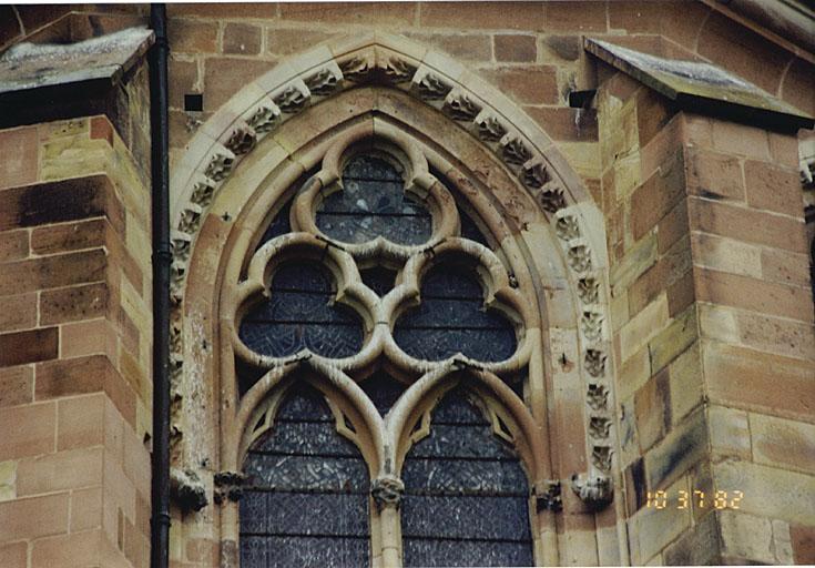 Vue partielle de la fenêtre du pan sud-est du choeur.