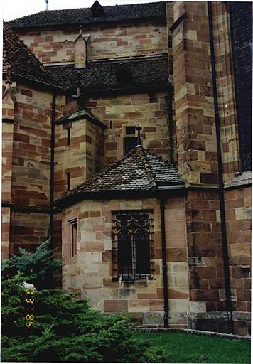 Vue depuis l'est de la tourelle d'escalier vers la salle du trésor (surmontant l'ancienne sacristie) et de la chapelle Saint-Willibrord, entre l'ancienne chapelle de la Vierge et le choeur.