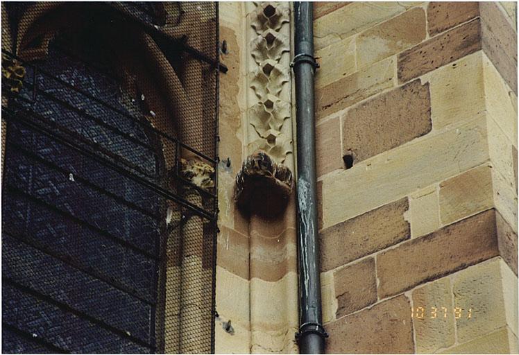 Vue partielle, côté droit, de la fenêtre du pan nord-est du choeur.