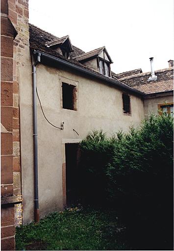 Elévation est du bâtiment abritant le passage, à gauche, et la chapelle à droite.