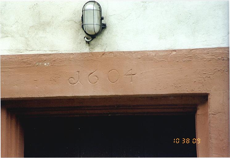 Détail de la porte datée 1604 dans l'élévation est de l'aile Renaissance.