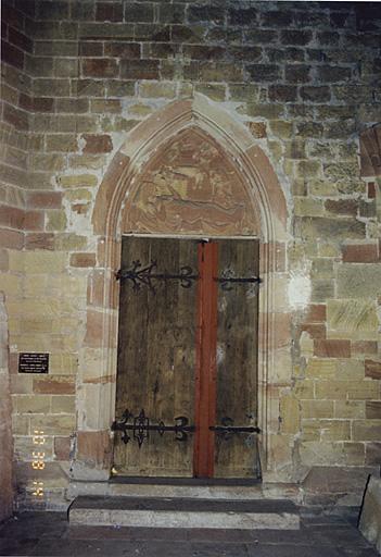 Porte ouest du bras nord du transept, depuis le cloître.