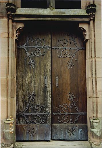 Porte néo-gothique, ouest, de la galerie sud du cloître.