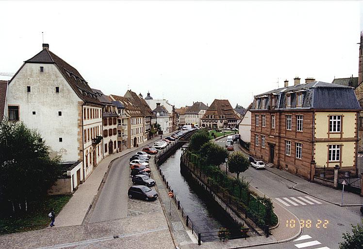 Vue du quai Anselmann depuis la rue du Presbytère, vers le sud-est.