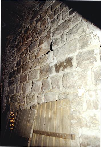 Mur ouest de la chapelle, visible dans le couloir qui la précède à l'ouest.