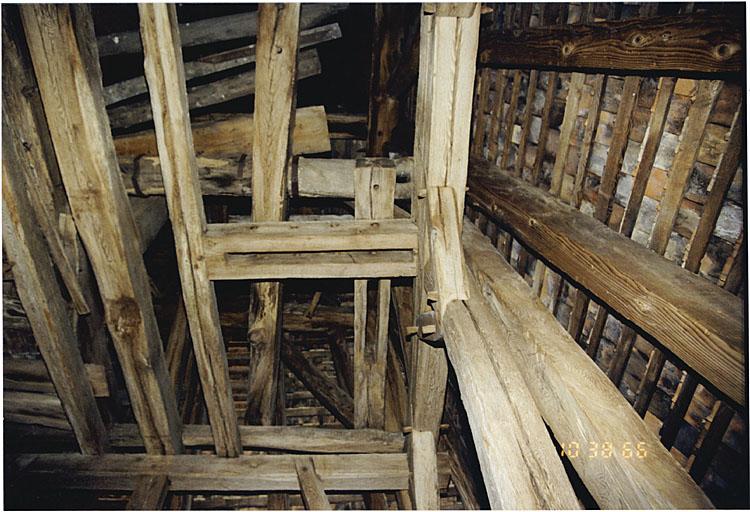 Tour occidentale, niveau de la charpente au-dessus de la chambre des cloches, vue vers le haut de la flèche.