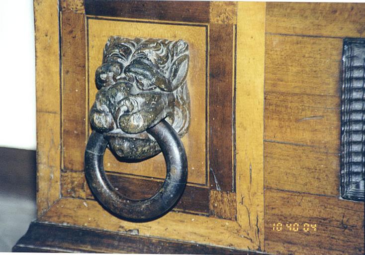 Détail du socle avec tête de lion, côté gauche.