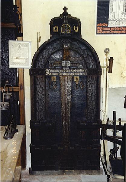 Vue de la porte en chêne portant les clous achetés par les Wissembourgeois, témoignant de leur participation à l'effort de guerre.