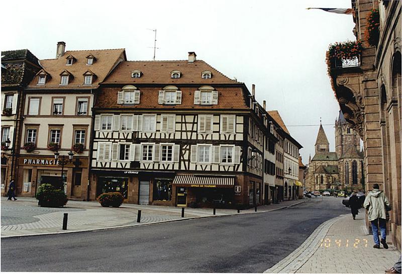 Vue d'une partie de la place de la République et de la rue du Marché-aux-Poissons depuis l'est.