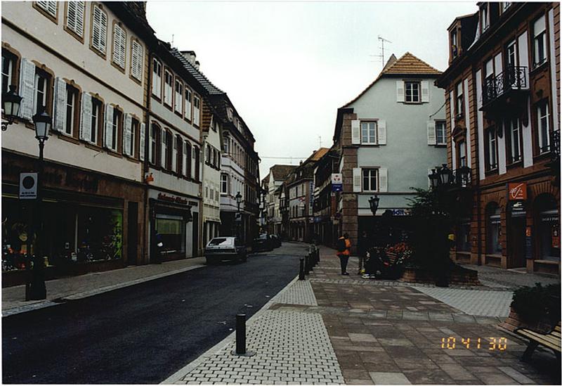 Vue de la rue de la République depuis la place de la République.