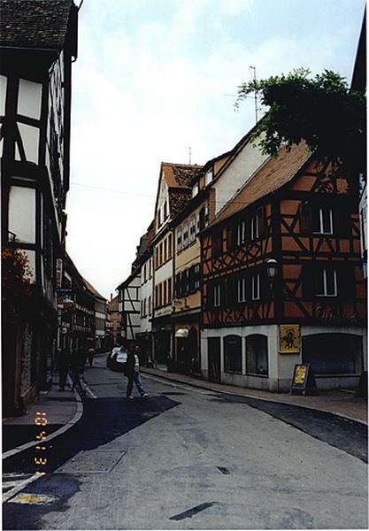 Vue de la rue de la République vers l'hôtel de ville depuis la Lauter.