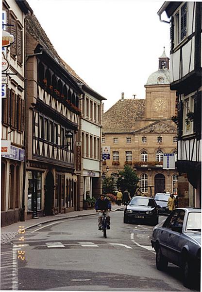 Vue partielle de la rue de la République vers l'hôtel de ville.