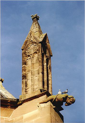 Gargouille et pinacle sur le contrefort nord-est du bras nord du transept.