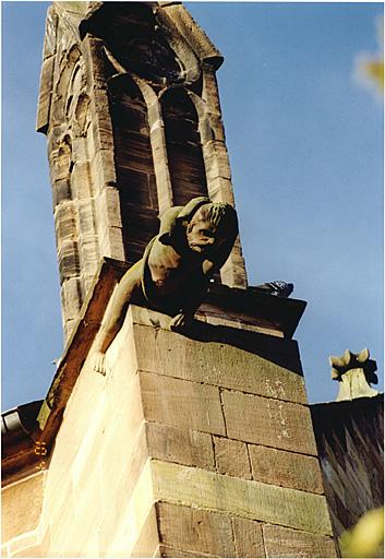 Gargouille et pinacle sur le contrefort nord-est du bras nord du transept.