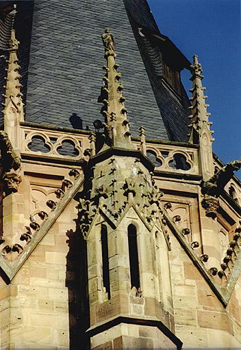 Tour de croisée, détail de la tourelle sur le pan sud-est avec statue de saint Pierre.