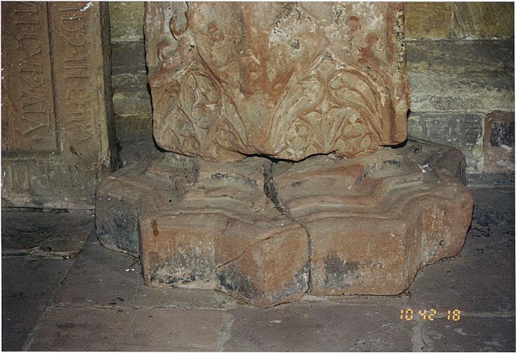 Vue du socle (?) de l'ancienne tour eucharistique détruite.