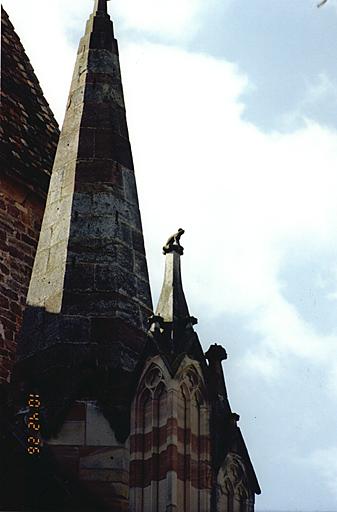 Partie supérieure de la tourelle d'escalier contre la façade occidentale de la nef, vue depuis la tour de croisée.