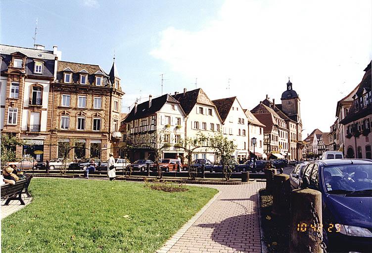 Vue des numéros impairs de la rue du Marché-aux-Poissons depuis l'ouest.