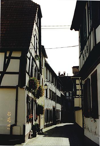 Vue de la rue du Sel au niveau de la maison du sel vers le sud.