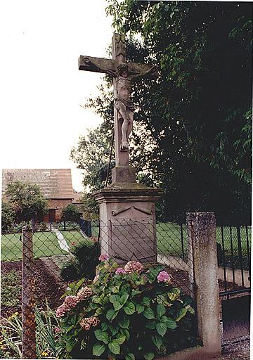 Vue de la croix de chemin (C), rue de la Mairie, par Bohl, limite du 19e et du 20e siècle.