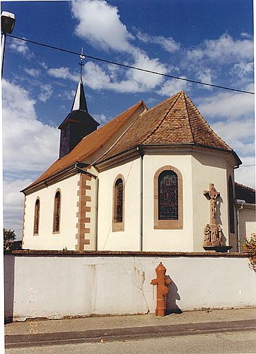 Vue de l'église depuis la rue.