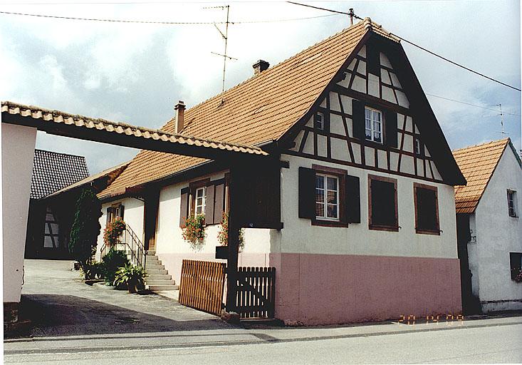Vue du logis depuis la rue.