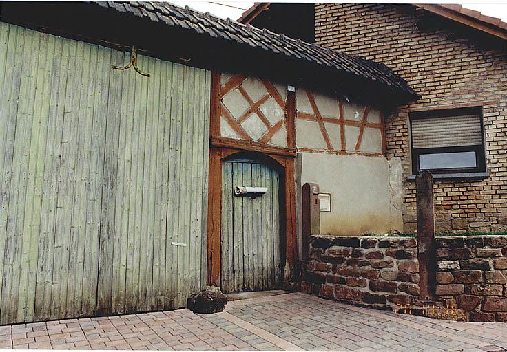 Vue de la ferme, 29 rue du Hof : portes charretière et piétonne.