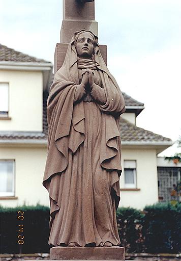 Croix de cimetière : détail de la Vierge.