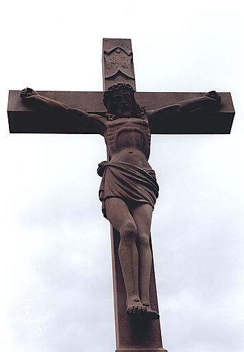 Détail du Christ en croix d'une croix de cimetière.