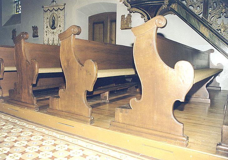 Vue des bancs d'église.