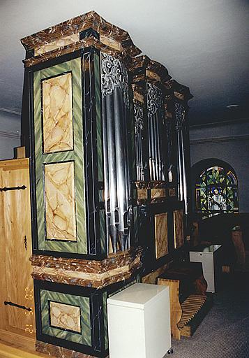 Vue de trois-quarts gauche de l'orgue.