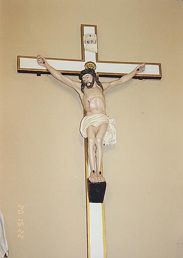 Statue du Christ en croix.