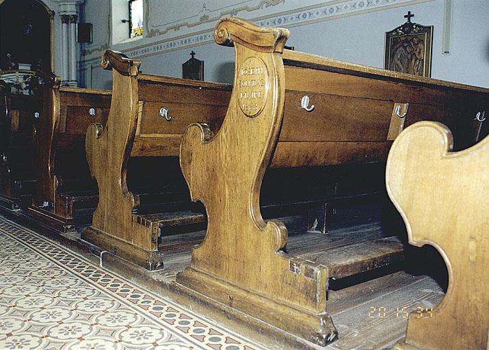 Vue des bancs d'église.