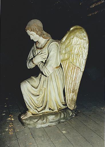 Statue d'ange qui ornait l'autel, actuellement déposée dans le comble.