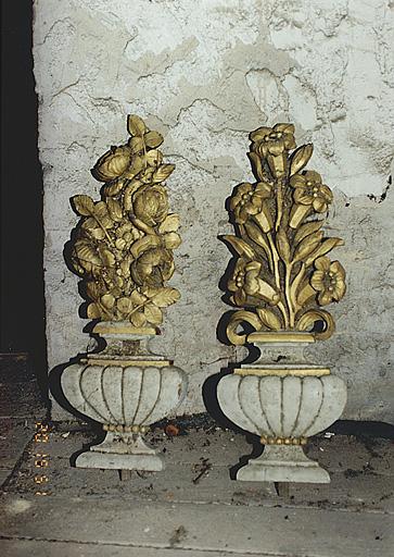 Bouquets d'autel ayant orné le sommet du tabernacle, actuellement déposés dans le comble de la nef.