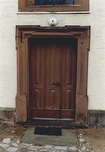 Elévation nord de la nef, porte latérale au chambranle à crossettes.