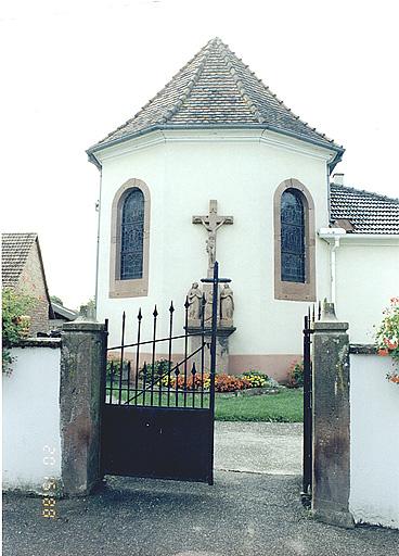 Le choeur vu de l'est et la porte du cimetière.