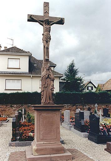 Vue d'ensemble d'une croix de cimetière.