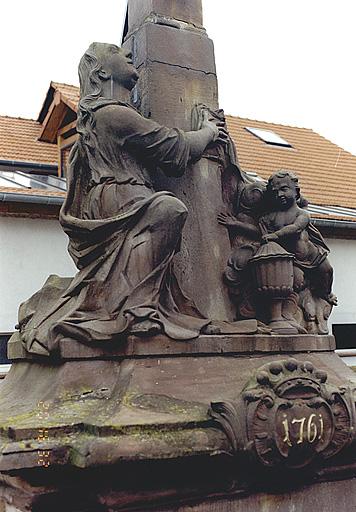 Partie inférieure de la croix, avec sainte Madeleine et un putto tenant le pot à onguent.