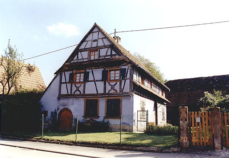 Vue du logis et de la grange.