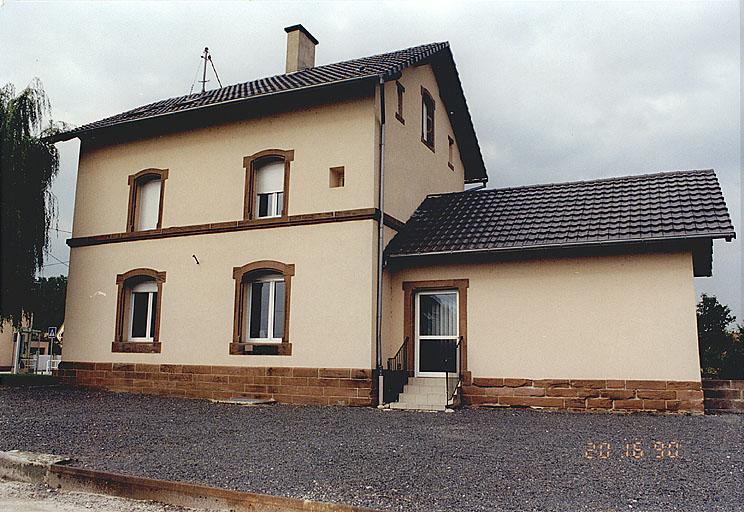 Vue de l'ancienne gare, actuellement mairie, 28 route de Walbourg.