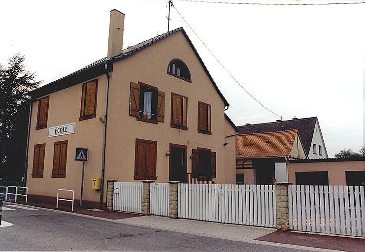 Vue de l'école et ancienne mairie, 29, route de Walbourg.