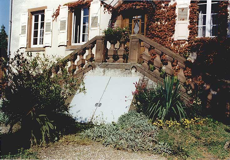 Elévation antérieure, perron avec balustres de grès.