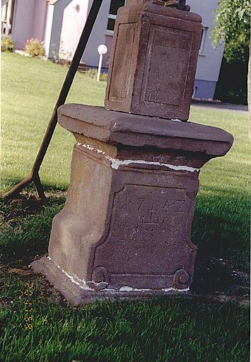 Détail du piédestal daté 1742.