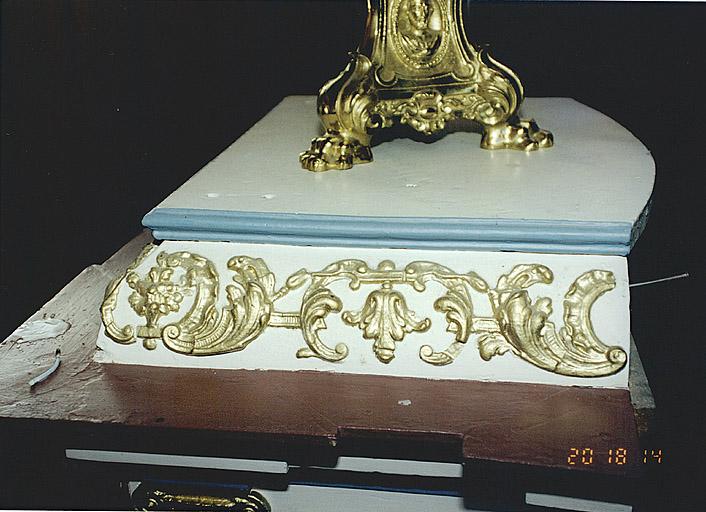 Détail de la frise au sommet du tabernacle.