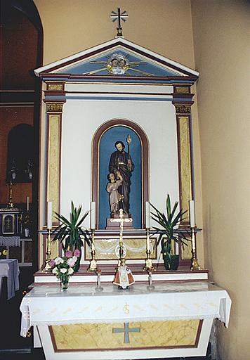 Vue de l'autel-retable secondaire sud et de la statue de saint Joseph et l'Enfant.