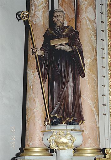 Retable, statue de saint Benoît.