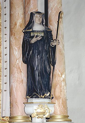 Retable, statue de sainte Scolastique.