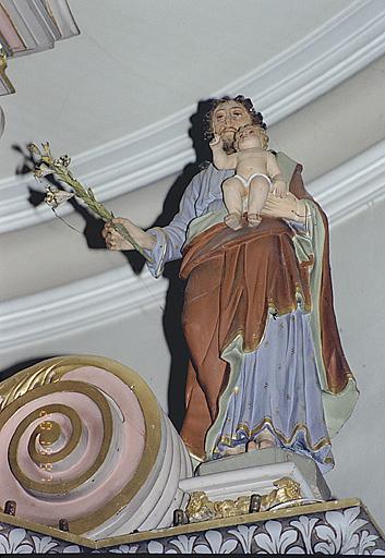 Retable, statue de saint Joseph et l'Enfant, sur le couronnement.